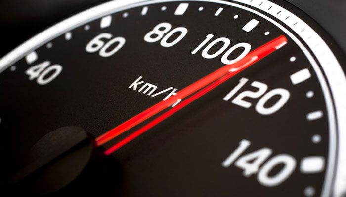 Kurangi kecepatan saat berkendara dalam kondisi hujan