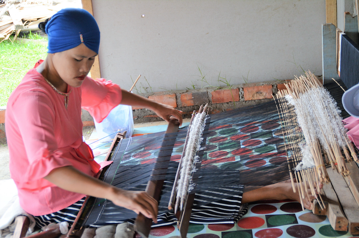 Masyarakat Desa Burai dengan keterampilannya.