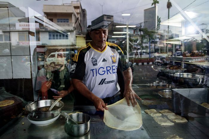 Mohd. Yasin sedang mempersiapkan kulit roti prata di Kedai Kopi Pagi Sore. 