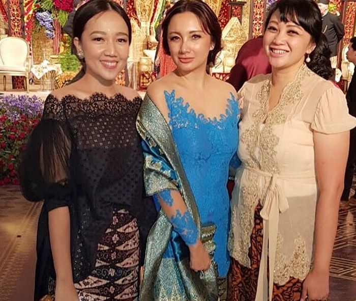 Mantan istri Tommy Soeharto, Tata Cahyani, kenakan kebaya biru