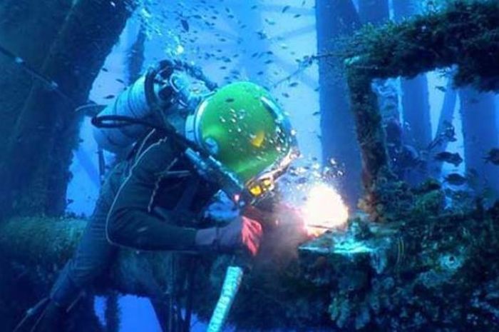 Tukang Las Bawah Air