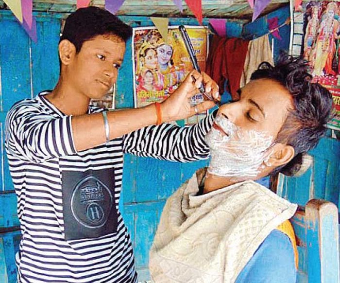 Jyoti dan Neha menyamar sebagai pria