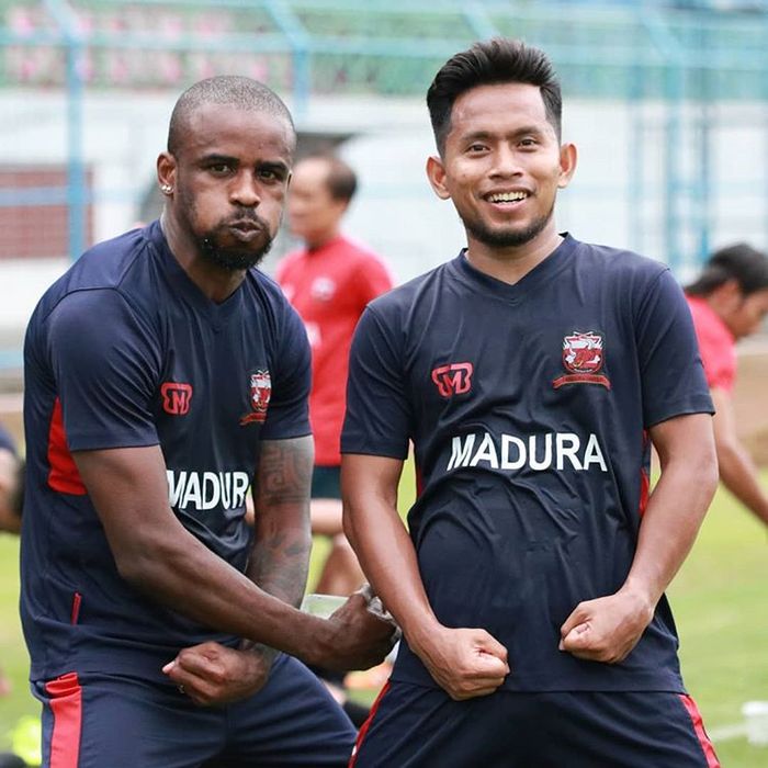 Andik Vermansah berpose bersama Greg Nwokolo dalam sesi latihan bersama Madura United.