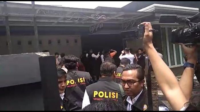 Tim Satgas Antimafia Bola Datangi Kantor PSSI di Kemang, Jakarta Selatan, Guna Mencari Dokumen-dokumen yang Dapat Dijadikan Sumber Pemeriksaan.