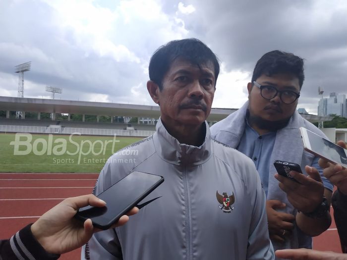 Pelatih timnas U-22 Indonesia, Indra Sjafri menjawab pertanyaan wartawan seusai memimpin latihan timnya di Stadion Madya, Jakarta, Rabu (30/1/2019).