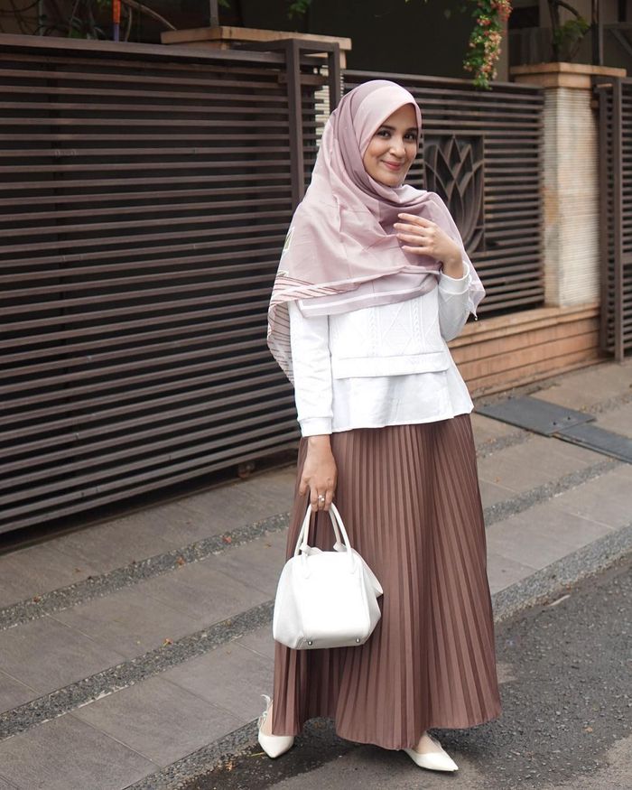 Shireen Sungkar tampil modis mengenakan rok lipit yang sedang kekinian.