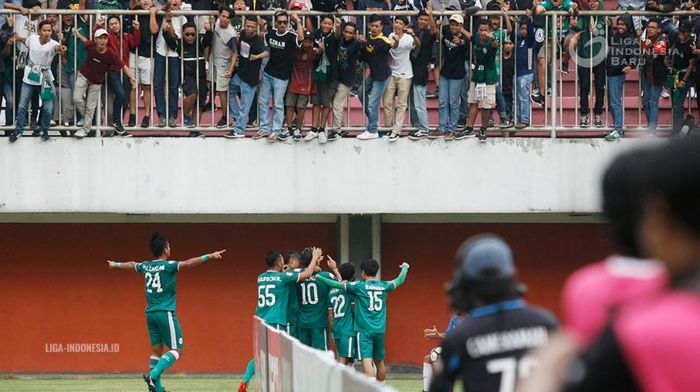 Para pemain PSS Sleman merayakan gol saat laga menjamu Kalteng Putra di Semifinal Leg Kedua Liga 2 2018.