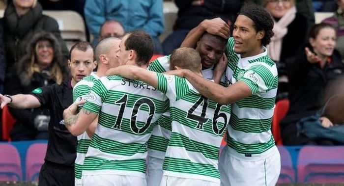 Amido Balde (dua dari kanan) bersama Virgil van Dijk (kanan) dan rekan setim saat membela Celtic.