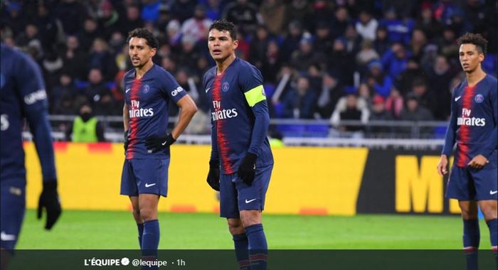 Bek Paris Saint-Germain (PSG), Thiago Silva (tengah).