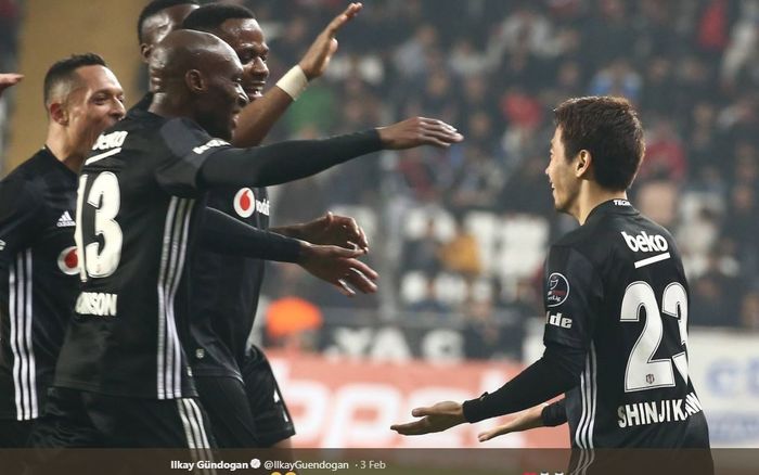 Gelandang serang asal Jepang, Shinji Kagawa (kanan), merayakan gol di Besiktas. Ia kini membela Real Zaragoza di Liga Spanyol