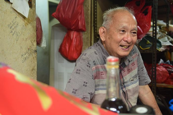 Lim Tju Kwet, kaligrafer aksara Han di kawasan Glodok. Tokonya bernama Sanjaya terletak di Gang Kecap.