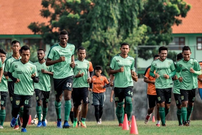 Penyerang Asing Anyar Persebaya, Amido Balde (63), Langsung Berlatih Bersama Skuat Bajul IJo di Lapangan Jenggolo, Sidoarjo pada Selasa (5/2/2019)