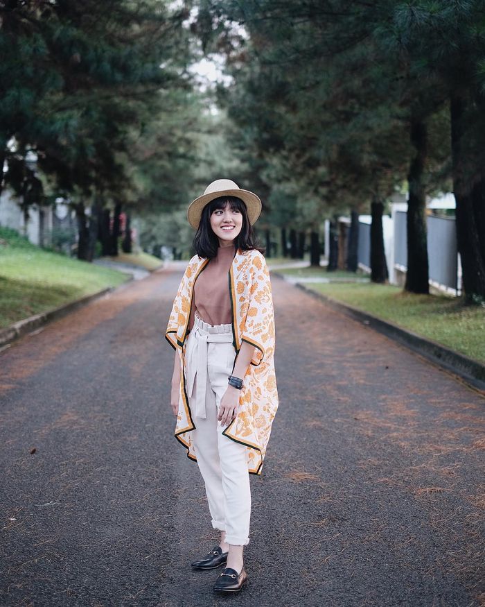 Gaya kasual Ify Alyssa dengan 1 model loafers