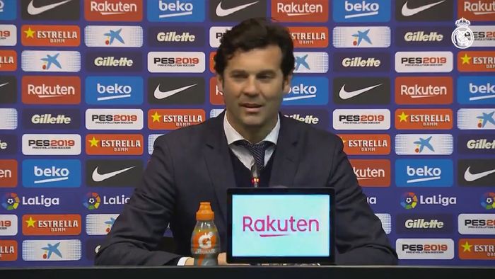 Pelatih Real Madrid, Santiago Solari, dalam sesi wawancara seusai laga leg pertama semifinal Copa del Rey versus FC Barcelona di Stadion Camp Nou, Barcelona, Spanyol, 6 Februari 2019.