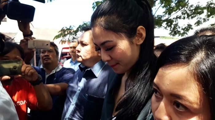 Della Perez saat di Mapolda Jatim.