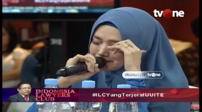 Mulan Jameela menangis ketika menyanyikan lagu yang mengungkapkan perasaannya tentang penahanan Ahmad Dhani.