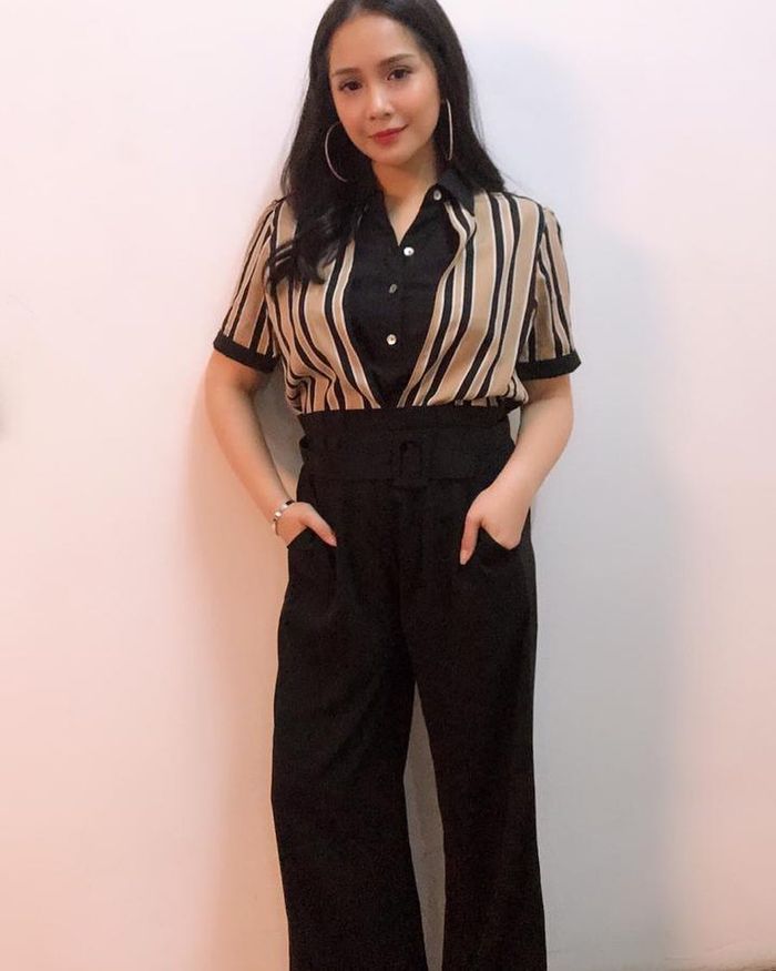 Makin Langsing, Intip Penampilan Anggun Berkelas ala Nagita Slavina dengan Outfit Stripe Stylish