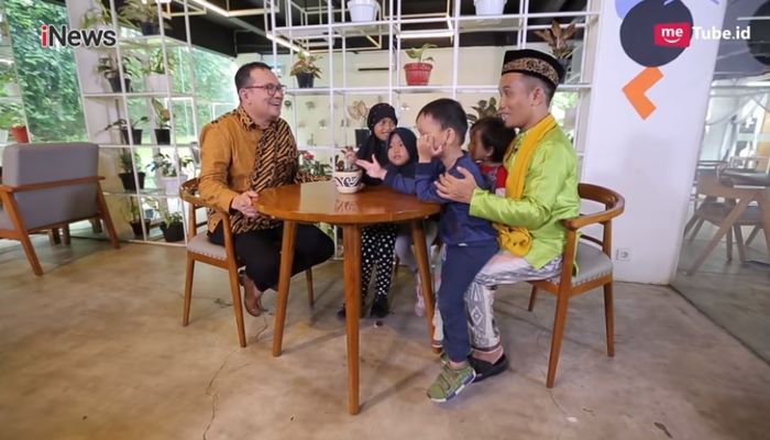 Ustadz Maulana dan keempat anaknya dalam acara Godd Friend