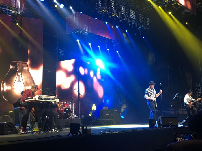 Band Kerispatih bersama Sammy Simorangkir  di panggung Love Fest di Jakarta Convention Center (JCC), Senayan.