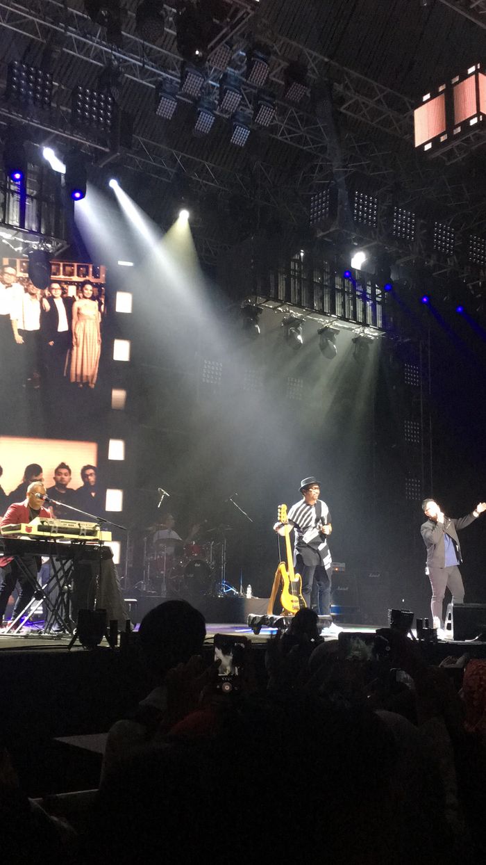  Sammy Simorangkis memegangi bass milik Andika Putrasaheda saat manggung di Jakarta Convention Center (JCC), Jakarta Pusat, Jumat (8/2/2019).