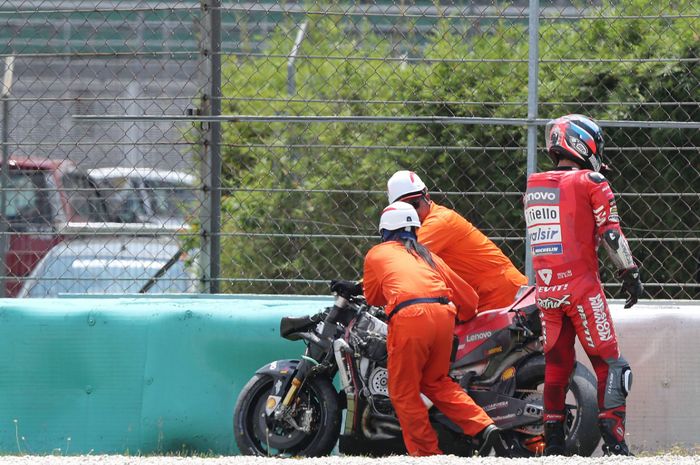 Danilo Petrucci terjatuh di tikungan lima tes pramusim MotoGP 2019.