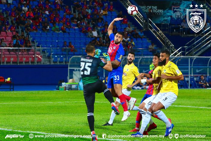 Striker Kuala Lumpur FA, Sylvano Comvalius (kanan) saat menekan pertahanan tuan rumah Johor Darul Takzim pada pekan kedua Liga Super Malaysia 2019 di Stadion Larkin, 8 Februari 2019. 