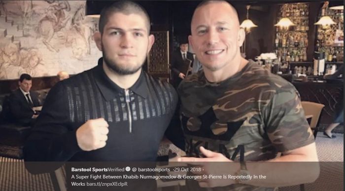 Khabib Nurmagomedov (kiri) berfoto bersama Georges St-Pierre (kanan).