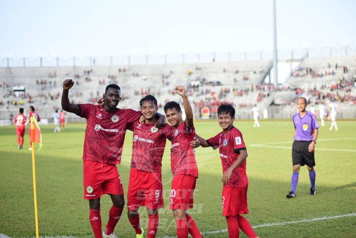 Pemain asal Indonesia, M Rian Firmansyah (kanan) bersama para pemain Sarawak FA merayakan kemenangan atas Penang FA pada pekan kedua Liga Premier Malaysia 2019 di Stadion Negeri Kuching, 9 Februari 2019. 