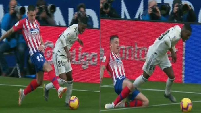 Pemain Real Madrid, Vinicius Junior, saat dilanggar pemain Atletico Madrid, Jose Gimenez