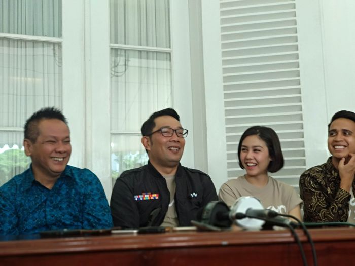 Pemain Dilan 1991 berkunjung ke rumah Gubernur Jawa Barat, Ridwan Kamil di Gedung Pakuan, Bandung, Minggu (10/2/2019).