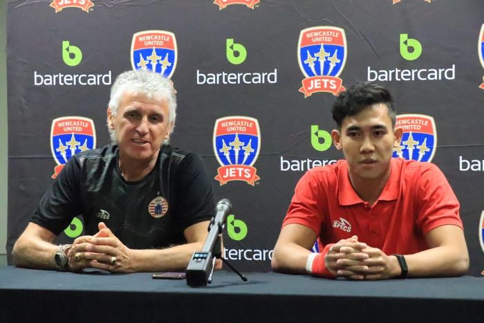 Pelatih dan bek Persija Jakarta, Ivan Kolev serta Ryuji Utomo dalam jumpa pers, sehari sebelum laga kontra Newcastle Jets, Senin (11/2/2019).