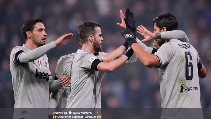 Para pemain Juventus merayakan gol yang dicetak Sami Khedira dalam pertandingan melawan Sassuolo di Stadion Citta del Tricolore pada pekan ke-23 Liga Italia, Minggu (10/2/2019).