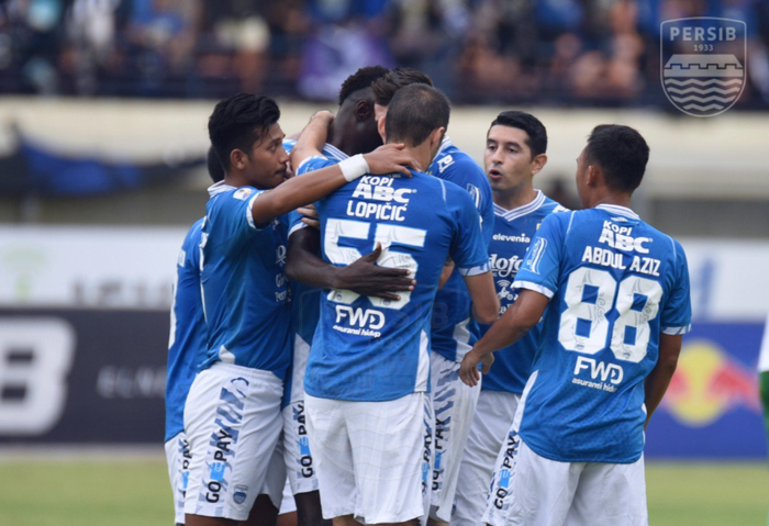 Para pemain Persib Bandung dalam partai Piala Indonesia kontra Persiwa di Stadion Si Jalak Harupat, Bandung, 11 Februari 2019.