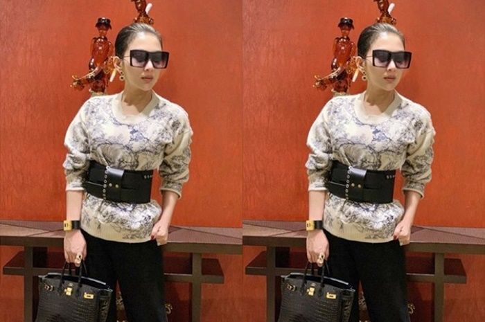 Salah satu koleksi sweater mewah puluhan juta Syahrini