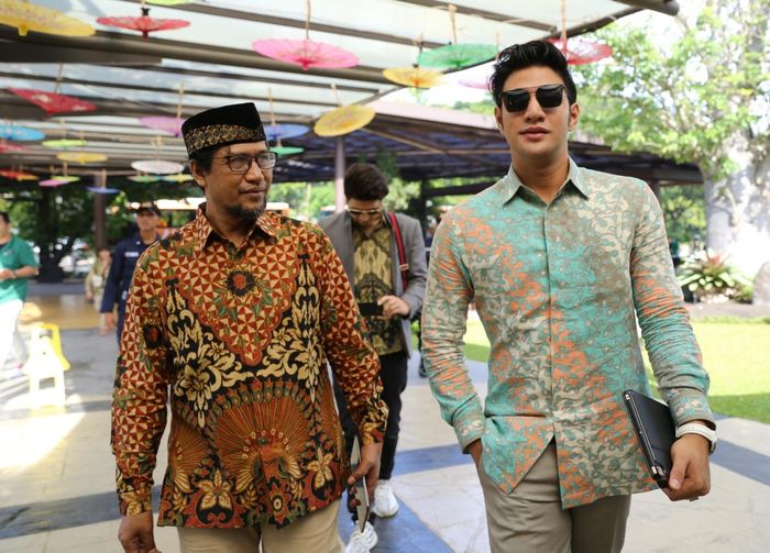 Ammar Zoni didampingi keluarga saat tiba di lokasi pertunangan  di Chakra Venue and Lounge, Green Office Park BSD City, Tangerang, Banten