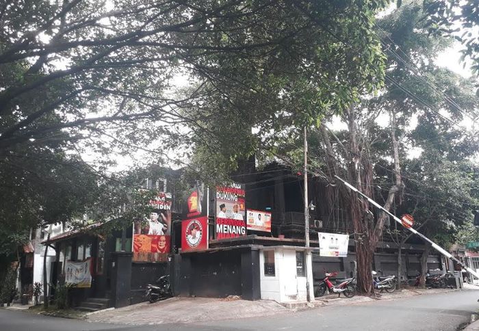 Berbagai baliho dan atribut partai politik terpasang di depan rumah Ahmad Dhani.