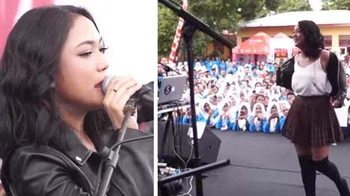 Marion Jola saat membuka jaket di depan anak SMA