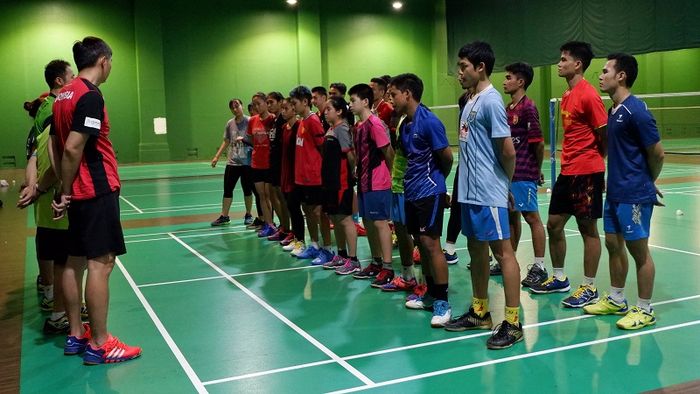 Tim Berkat Abadi berkumpul bersama setelah menyelesaikan sesi latihan di The Spring Club, Gading Serpong, Senin (11/02/2019).