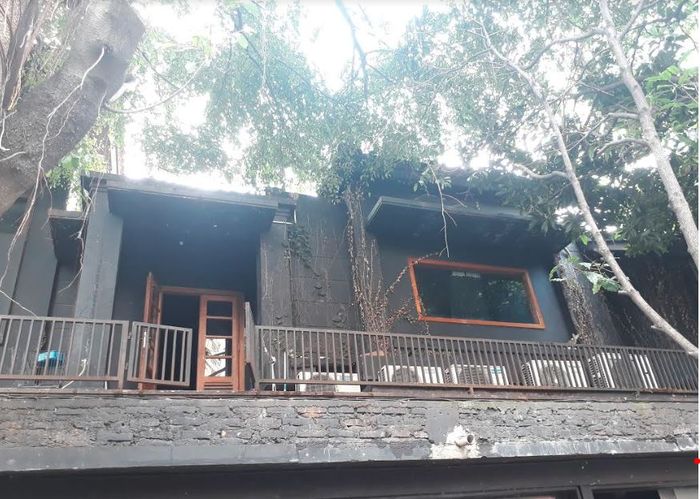 Kondisi rumah Ahmad Dhani yang nampak tak terurus setelah tuan rumahnya dipenjara.