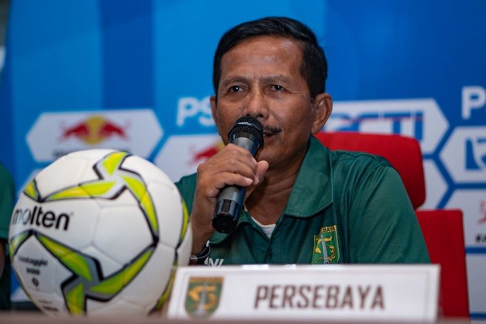 Pelatih Persebaya Surabaya, Djadjang Nurdjaman, ketika menyampaikan pernyataan pada sesi konferensi pers jelang pertandingan timnya melawan Persinga Ngawi.