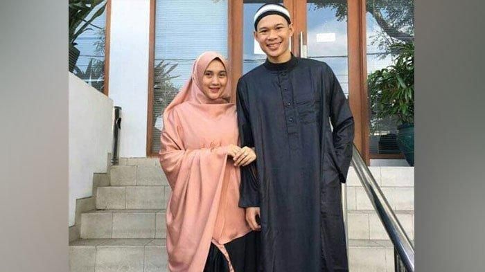 Mantan pemain PSPS Riau, Khairunnas Afrizal, berfoto bersama sang istri.