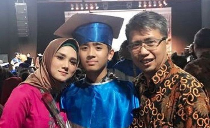 Mulan Jameela dan mantan suaminya, Harry Nugraha, saat menghadiri acara kelulusan sekolah anak kedua mereka, Dafy.