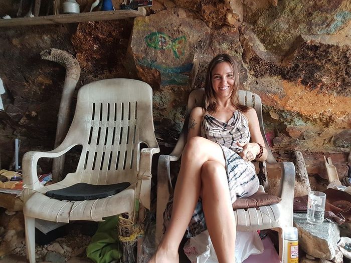 Seorang turis cantik duduk di kursi yang disediakan di Gua Losiri