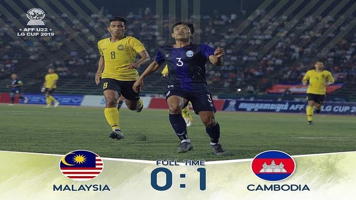 Bek kiri Timnas U-22 Kamboja Sath Rosib (kanan) menjadi pahlawan kemenangan 1-0 atas Timnas U-22 Malaysia dalam penyisihan Grup B Piala AFF U-22 2019 di Stadion Olimpiade, Phnom Penh, Kamboja, Senin (18/2/2019) malam WIB.