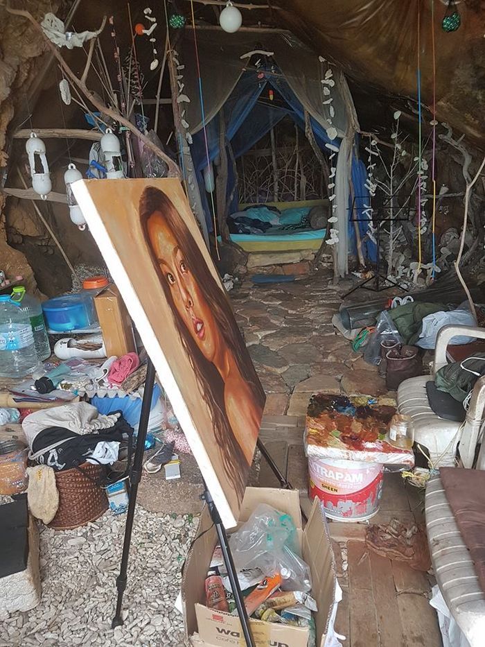 Losiri sehari-hari juga melukis, yang dilukisnya adalah wanita turis yang berkunjung ke guanya