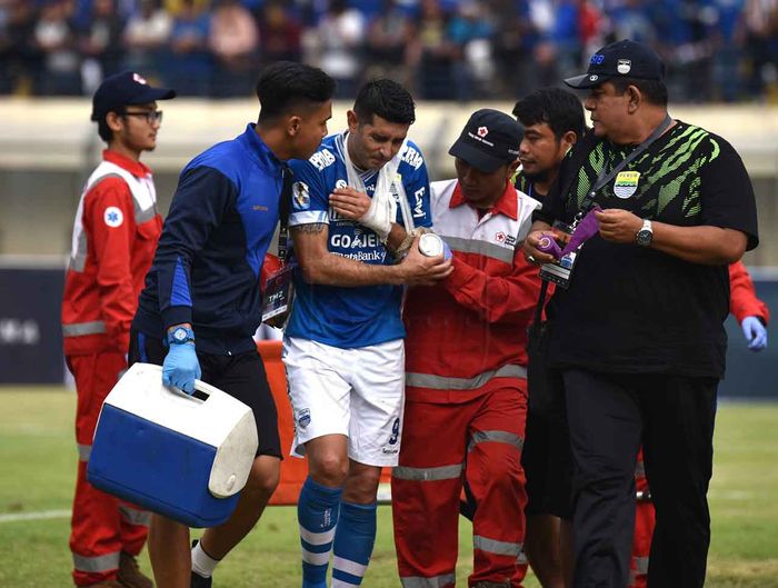 Gelandang Persib Bandung, Esteban Vizcarra mengalami cedera setelah laga melawan Arema FC. 