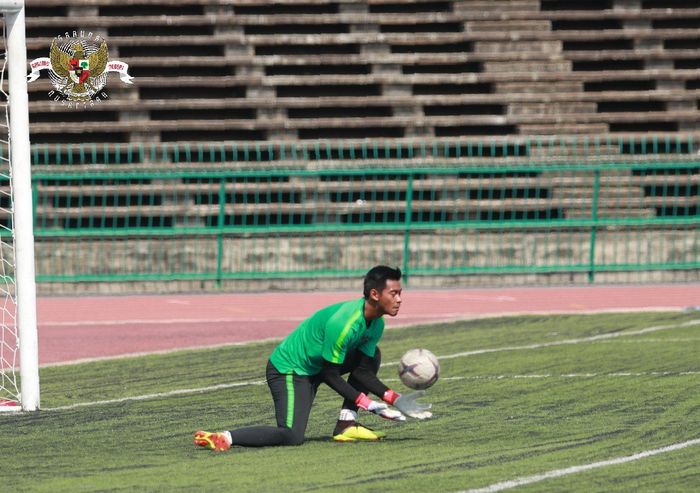 Aksi kiper timnas U-22 Indonesia, Satria Tama saat latihan jelang laga kontra timnas U-22 Malaysia pada laga kedua Grup B Piala AFF U-22 2019, Rabu (20/2/2019).