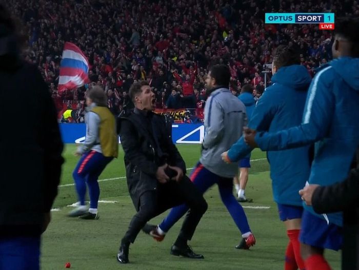 Pelatih Atletico Madrid, Diego Simeone, melakukan selebrasi unik usai timnya sukses unggul 2-0 atas Juventus di leg pertama 16 besar Liga Champions. 