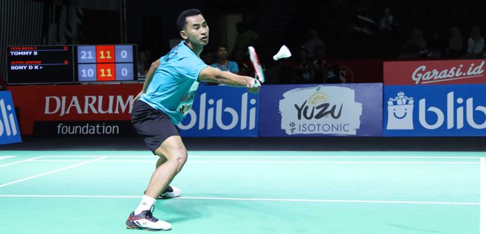 Pebulu tangkis tunggal putra PB Jaya Raya Jakarta, Tommy Sugiarto, saat bertanding melawan Sony Dwi Kuncoro (Jatim United) di penyisihan grup B Djarum Superliga Badminton 2019, GOR Sabuga ITB, Bandung, Rabu (20/2/2019).