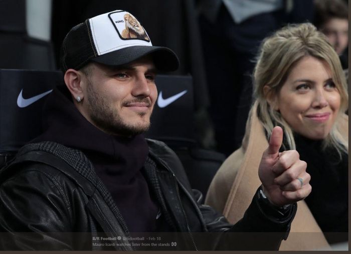 Mauro Icardi menyaksikan pertandingan Inter Milan dari tribune Stadion Giuseppe Meazza, Milan.